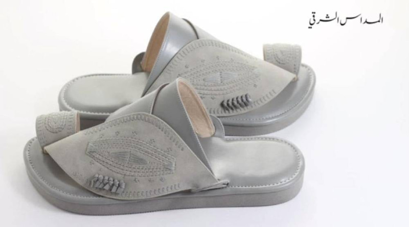 حذاء رصاصي تطريز