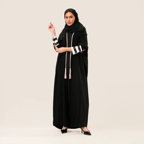 عباية - اسود - مضاف إليه قيطان هدب وردي - أكمام طباعة