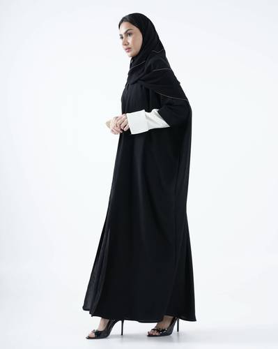 عباية - أسود بأكمام بيضاء