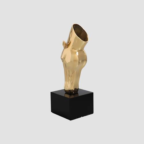 مجسم رأس الخيل الذهبي