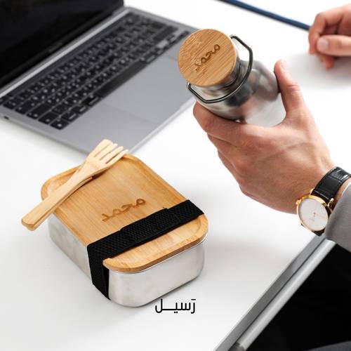 طقم علبة طعام وزجاجة ماء معزولة