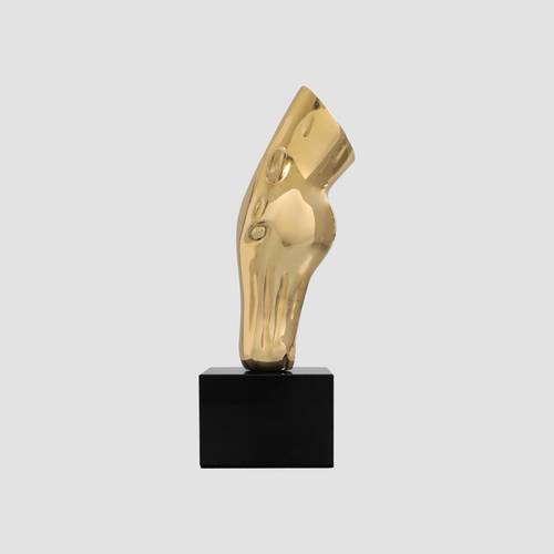 مجسم رأس الخيل الذهبي