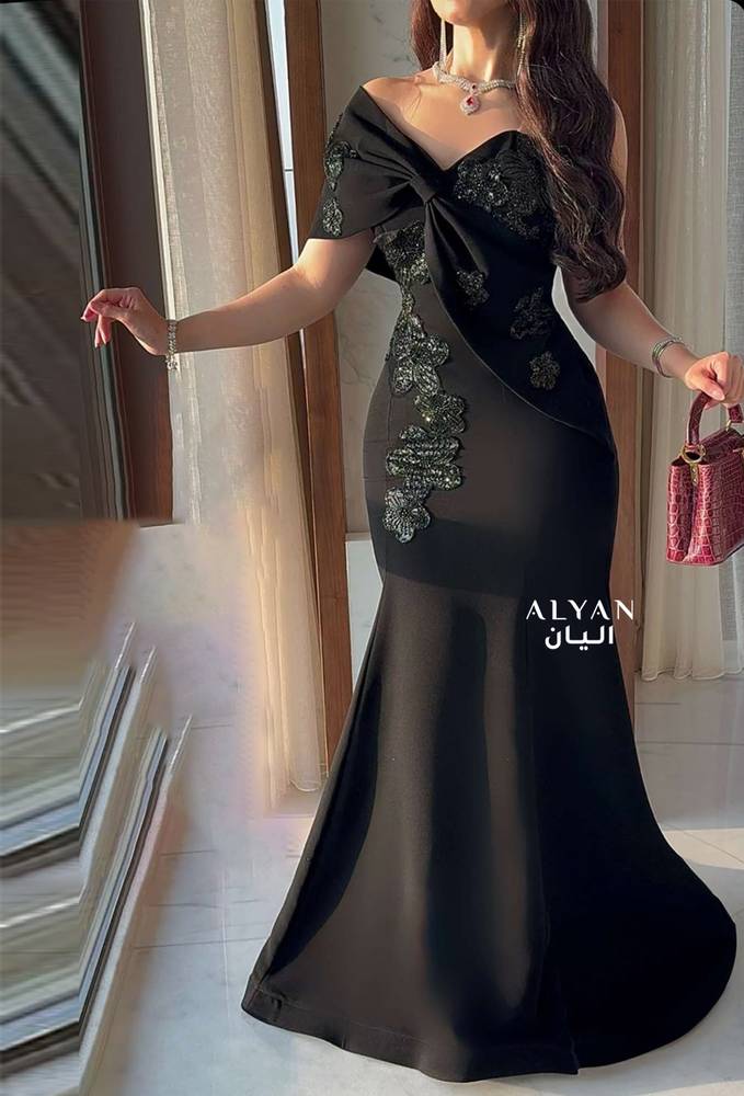 فستان سهرة بكتف بتطريز ورد
