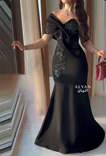 فستان سهرة بكتف بتطريز ورد