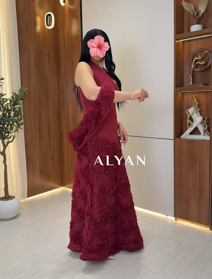 فستان سهرة عودي مع دانتيل بورد بارزة