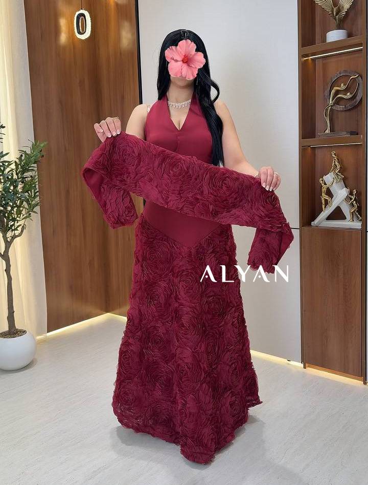 فستان سهرة عودي مع دانتيل بورد بارزة