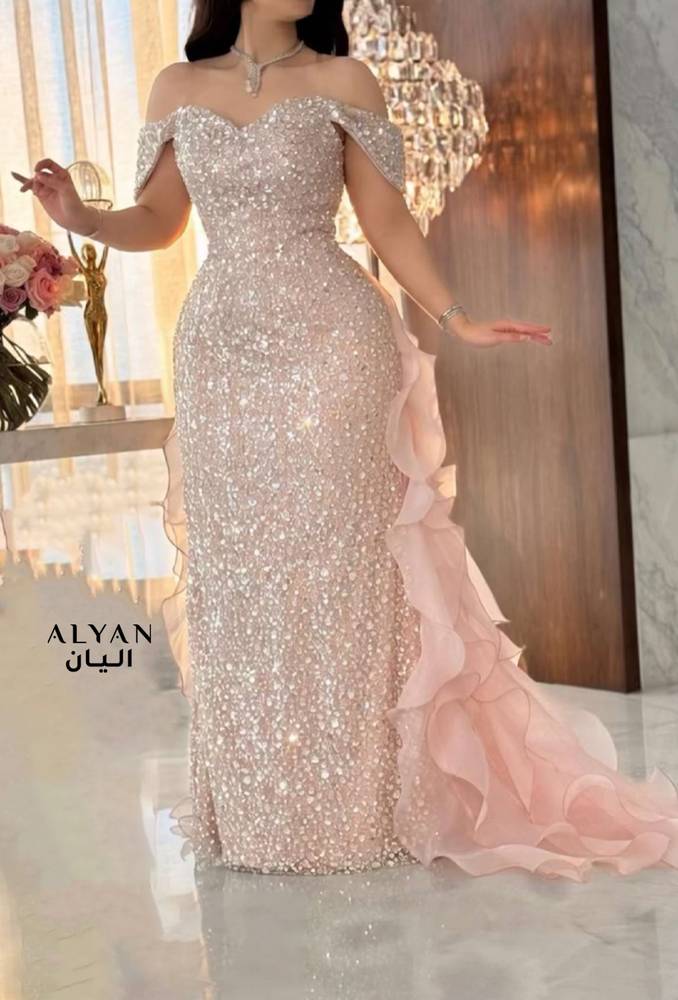 فستان سهرة بذيل كسرات