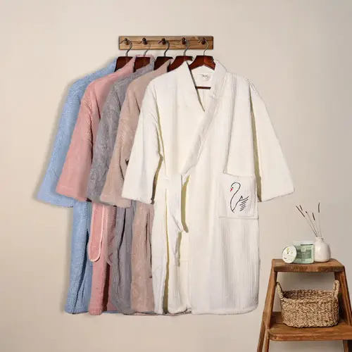 روب استحمام قطني ناعم بجيوب امامية فري سايز– قطعة واحدة