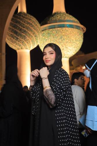 عباية شيفون منقطة بأكمام دانتيل 