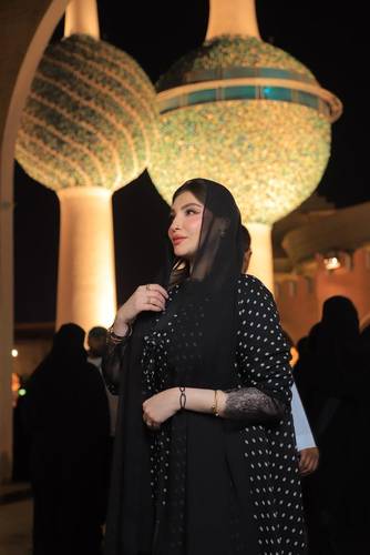 عباية شيفون منقطة بأكمام دانتيل 