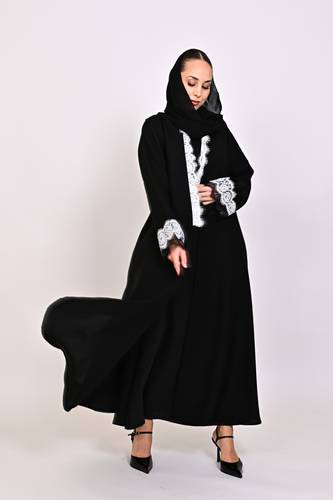 عباية دانتيل بتناغم الأبيض والأسود