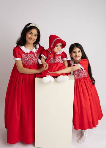 فستان الوردة الحمراء