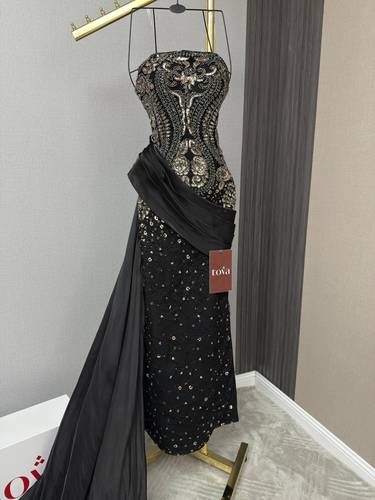 فستان أسود أنيق بدون حمالات