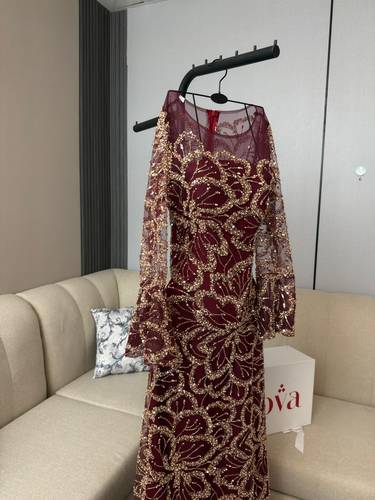 فستان سهرة طويل بلون خمري غامق