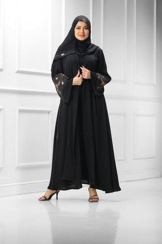 عباية نص كلوش بأكمام مطرزة