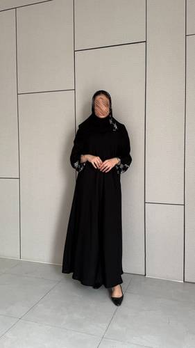 عباية قماش انترنت ناعم بتطريز على الاكمام ، قصه نص كلوش ، تطريز طرحه طرف