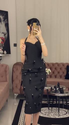 فستان ميدي مزين بكرستال بدون اكمام راقي