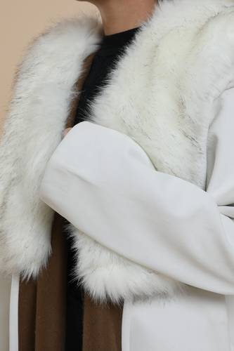 فروة بيضاء مع ريش وفرو