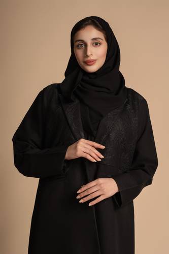 عباية بلايزر ولمسة دانتيل أنيقة
