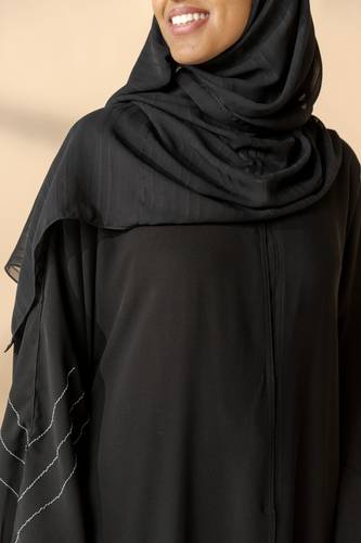 طرحة حرير أسود مقلم