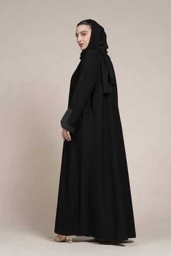 عباية كلوش لف أسود بخياطة بيضاء