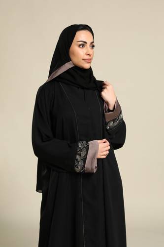 عباية ناعمة للمناسبات بكلفة حرير