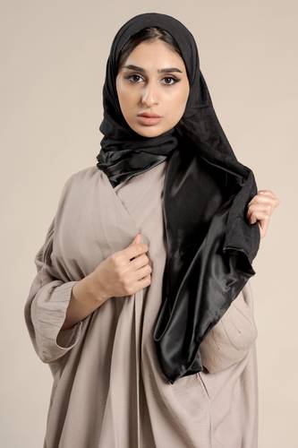 طرحة سوداء مبطنة ساتان