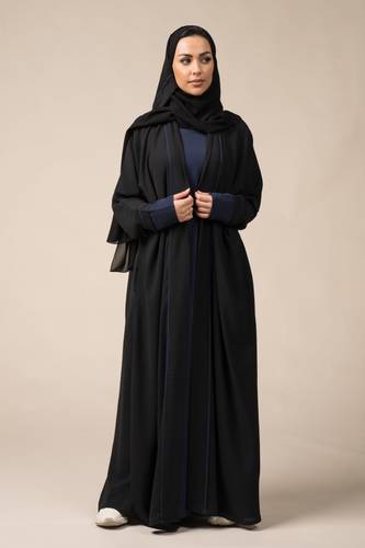 عباية سي واي بفستان كحلي
