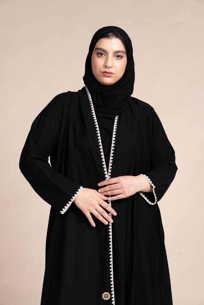 عباية سوادء لف بتطريز بيج