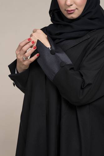 عباية نص كلوش كتان أسود