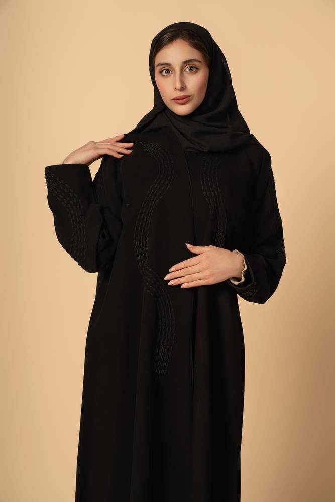 عباية بتطريزات متموجة وشك راقٍ