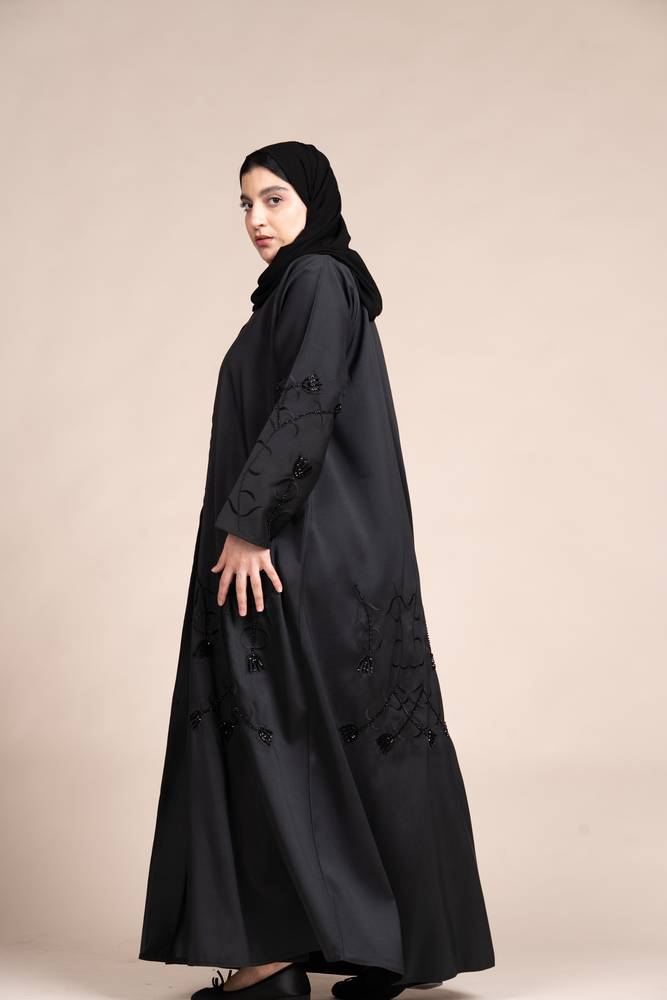 عباية سوادء بتطريز و شك