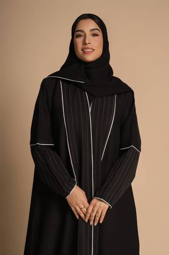 عباية كتان عملية بتصميم عصري