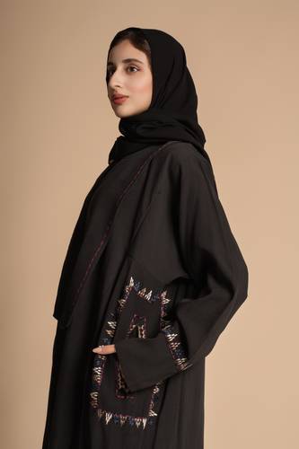 عباية عملية وتطريزات مميزة
