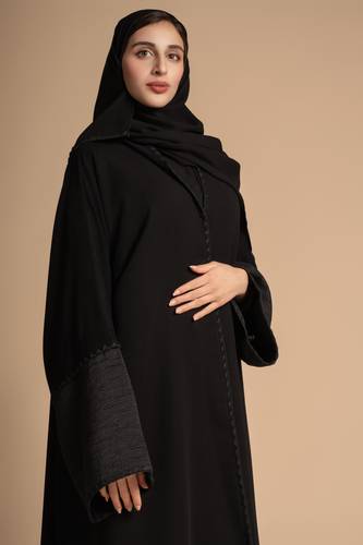 عباية بتطريز أسود ناعم وتدخيله سوداء