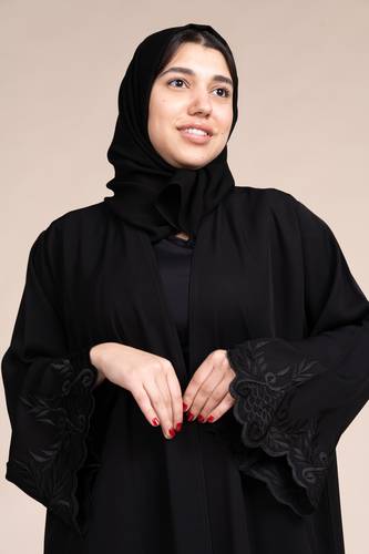 عباية بتطريز على و الكم و من الأسفل