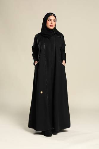 عباية سادة بجيوب أمامية