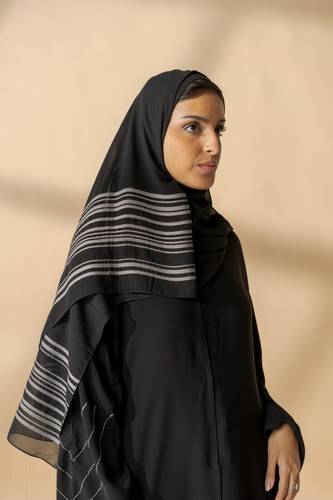 طرحة حرير أسود بخطوط بيضاء