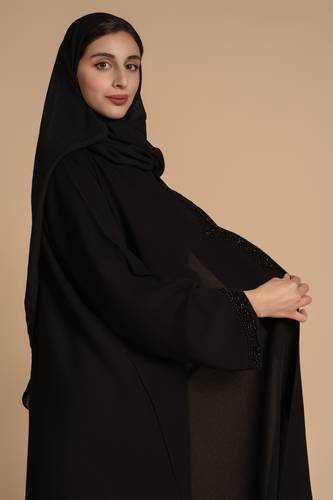 عباية فاخرة بتفاصيل شك أسود راقية