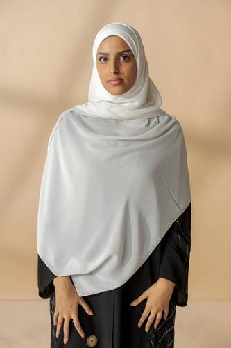 طرحة بيضاء مع بندانه