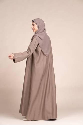 عباية كريب بلون بيج لحمي  وتطريز و شك