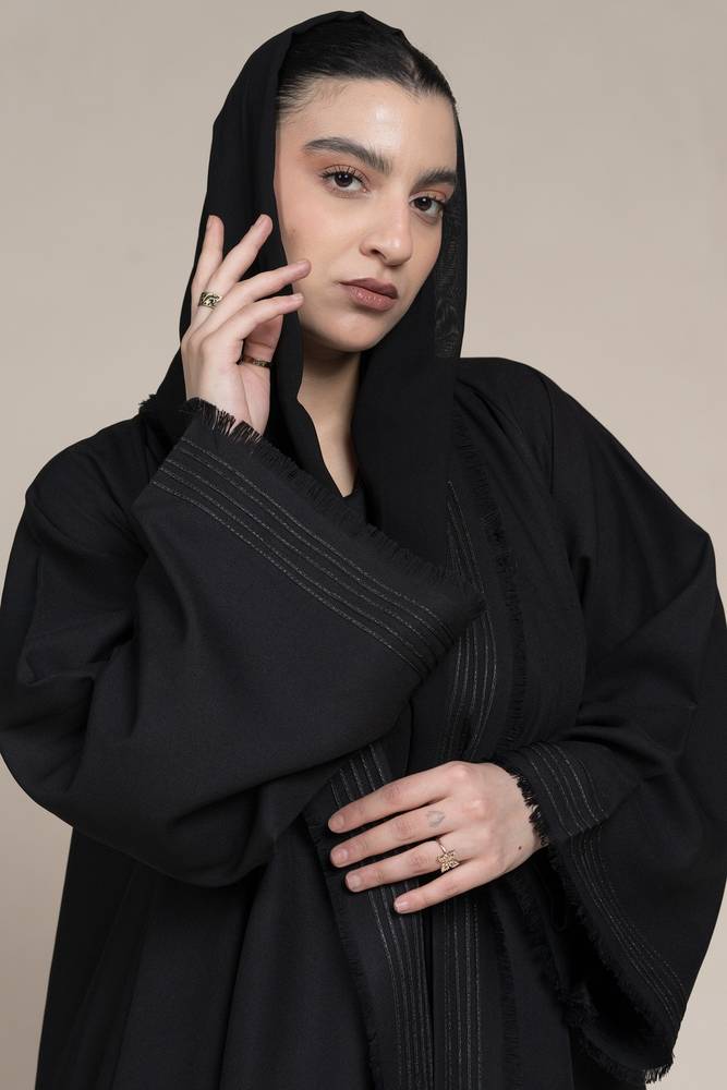 عباية كلوش أسود بخياطه ذهبية
