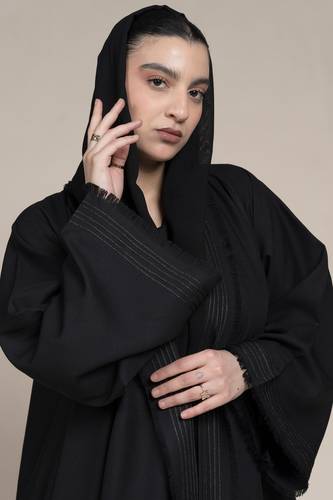 عباية كلوش أسود بخياطه ذهبية