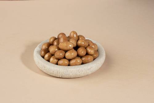 لوز مغطي شوكولاتة بالكراميل