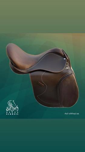 سرج قفز جلد اسود
