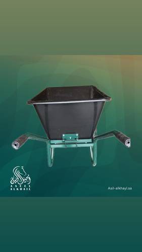عربة أعلاف بصندوق قلّاب