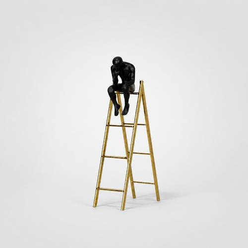 تمثال المفكر المتأمل على السلم الذهبي
