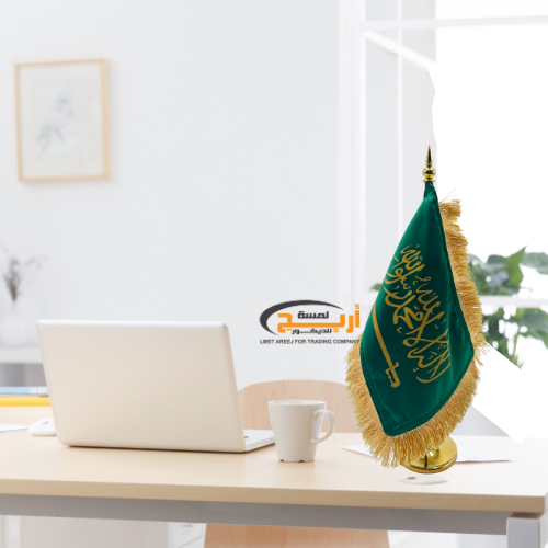 ساريه ذهبي  مع علم  استيل ذهبي علي  طاوله