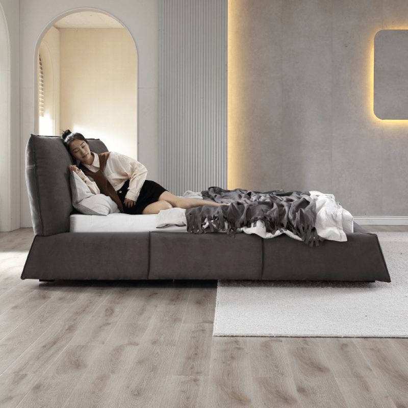 سرير ماستر من الجلد الطبيعي المصنفر بتصميم باريس باكستر الإيطالي الفاخر