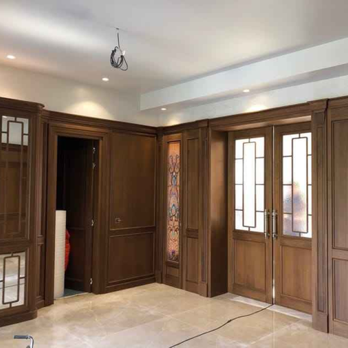 مطبخ فاخر مزود بخزائن مطبخ وسطح من الكوارتز وإضاءة LED